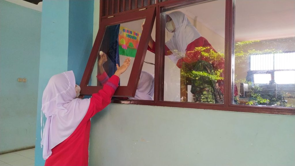 Membersihkan Lingkungan Sekolah